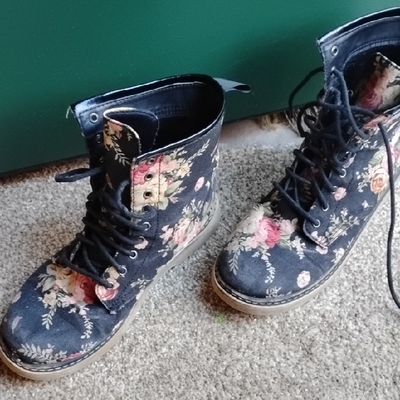 Wild Diva Shoes - Wild Diva Fabric Floral Pattern Combat Style Boots